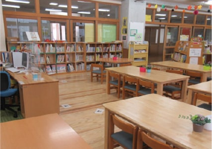 杜の里小学校図書室